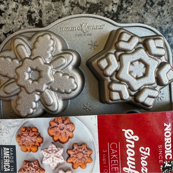 NORDIC WARE Frozen Snowflake Cakelet Pan NWT - Picture 2 of 5